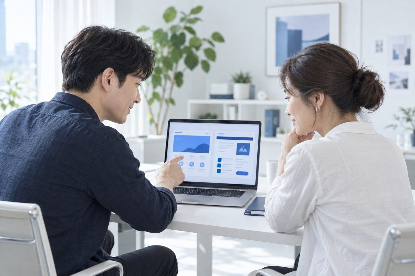 태블릿 화면을 이용해 결제 방법을 안내하는 두 사람 — 등록된 PG와 이어져야 하는 데는 까닭이 있어요